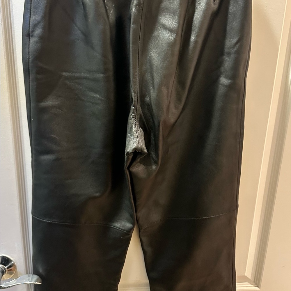 Excellent Pre Owned Exceptional Anne Brooks - Black Leather trousers